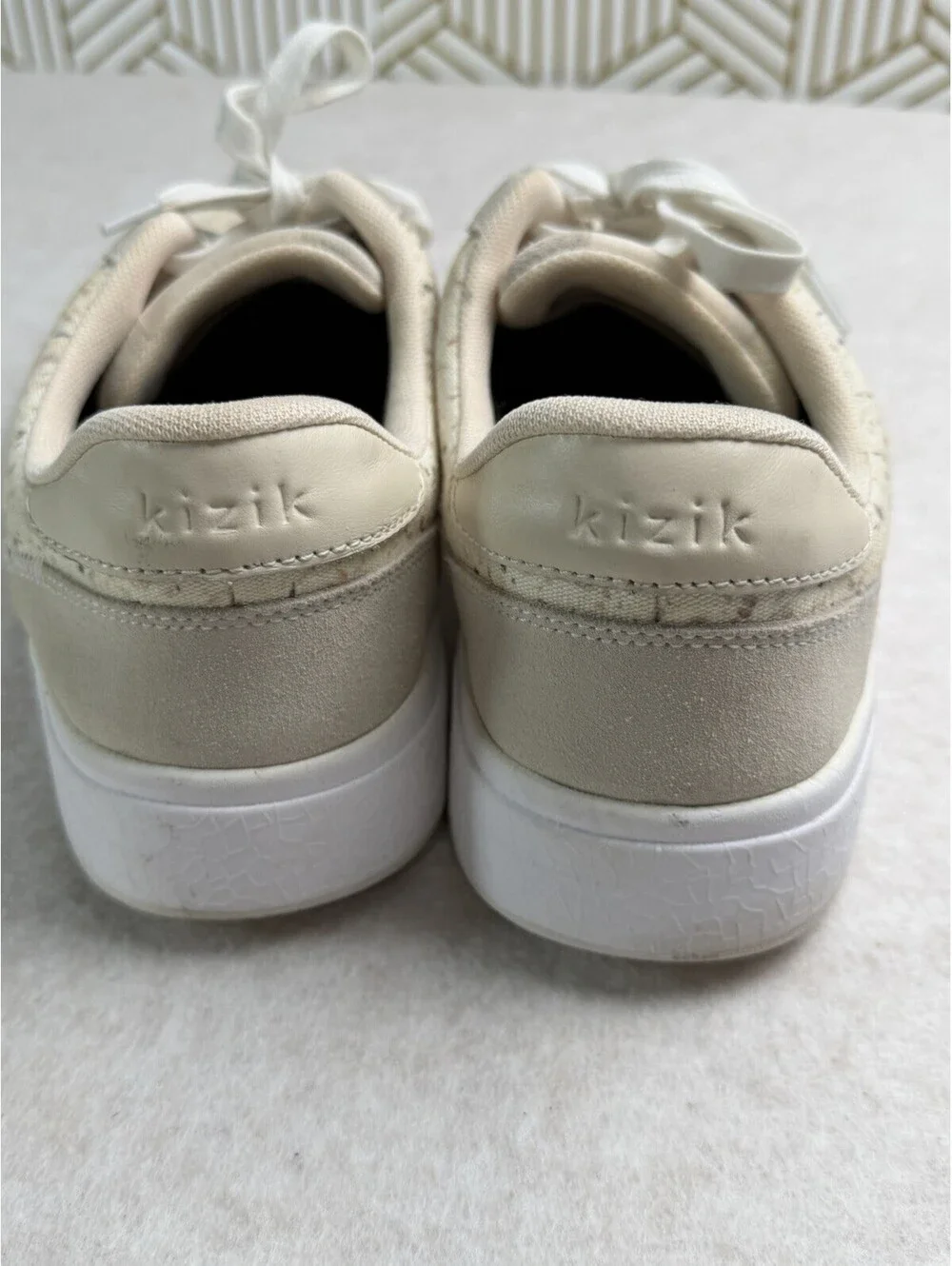 Kizik Prague Sneaker Cream Handsfree Sneakers Men's 7.5/Women's 9